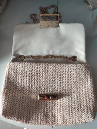 Bolso de rafia beige con cadena dorada
