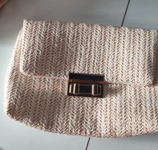 Bolso de rafia beige con cadena dorada