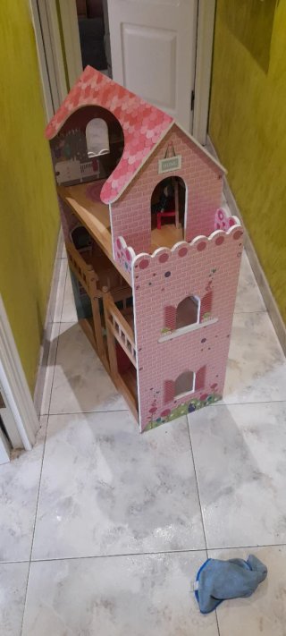 Casita de muñecas de madera