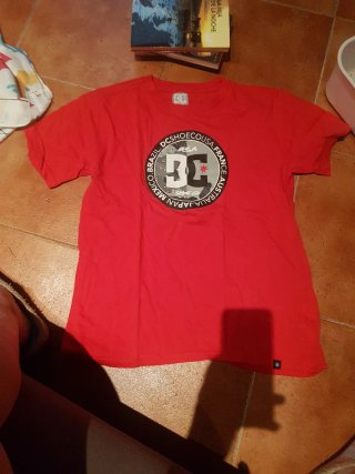 Camiseta DC Shoes niño roja talla 12 a 14 años.