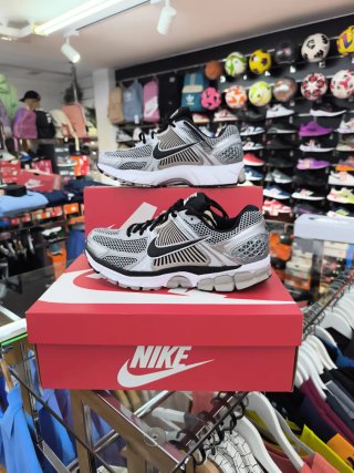 Nike Zoom Vomero 5 Plata y Negro