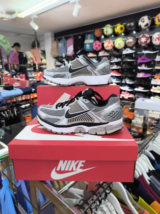 Nike Zoom Vomero 5 Plata y Negro