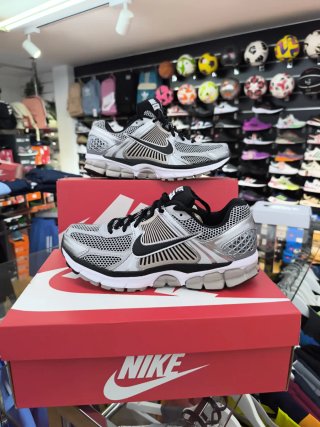 Nike Zoom Vomero 5 Plata y Negro