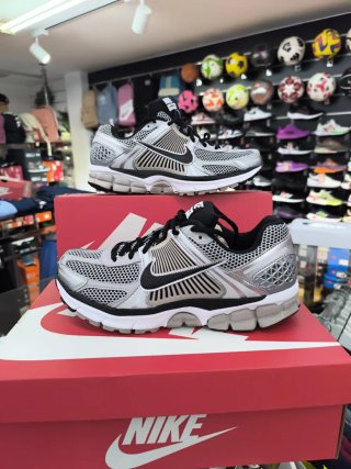 Nike Zoom Vomero 5 Plata y Negro