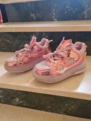 Zapatillas con ruedas y luces led.