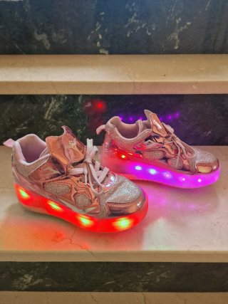Zapatillas con ruedas y luces led.