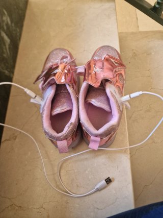 Zapatillas con ruedas y luces led.