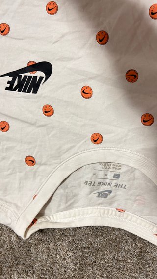 Camiseta Nike Blanca con Estampado Naranja
