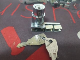 Lote 10 Cerraduras para vitrina con llave.