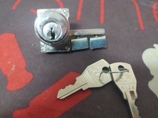 Lote 10 Cerraduras para vitrina con llave.