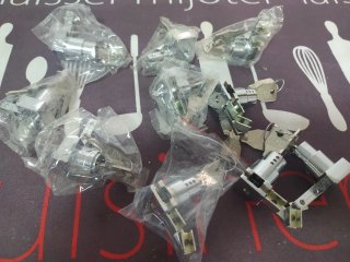 Lote 10 Cerraduras para vitrina con llave.