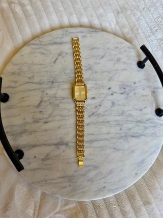 Reloj dorado vintage rectangular elegante
