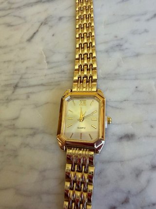 Reloj dorado vintage rectangular elegante