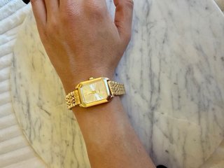 Reloj dorado vintage rectangular elegante