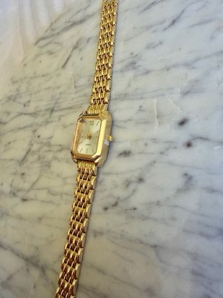 Reloj dorado vintage rectangular elegante