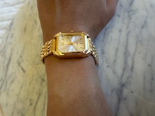 Reloj dorado vintage rectangular elegante