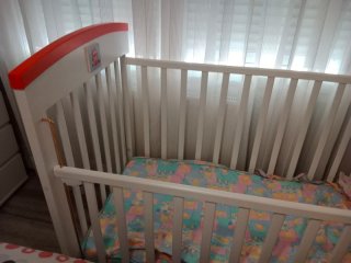 Cuna de madera blanca