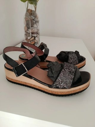 Sandalias Wonders Mujer Negro y Plata