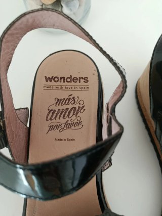 Sandalias Wonders Mujer Negro y Plata