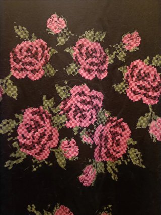 Vestido negro con flores rosas