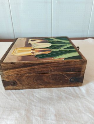 Scatola legno e ceramica con tulipani