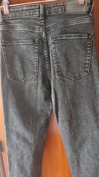 Pantalón pitillo negro vaquero