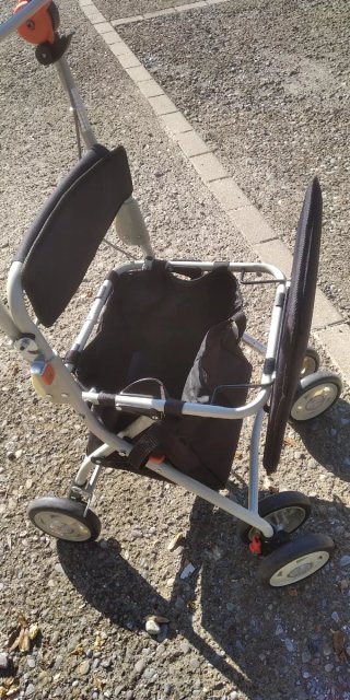 Andador plegable con cesta
