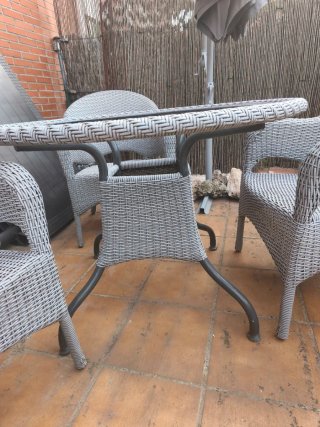 Mesa y 3 sillones de jardín