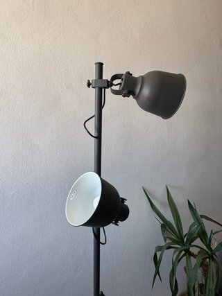 Lámpara de pie IKEA HEKTAR gris