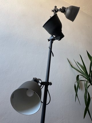 Lámpara de pie IKEA HEKTAR gris