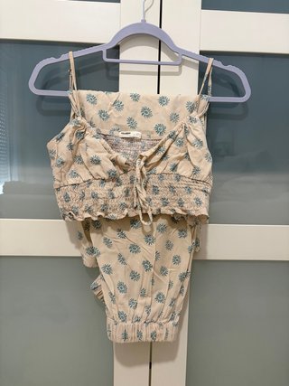 Conjunto Pull&Bear top y pantalón pirata estampado