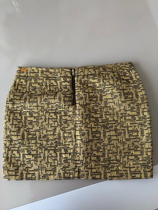 Falda dorada con hilo negro