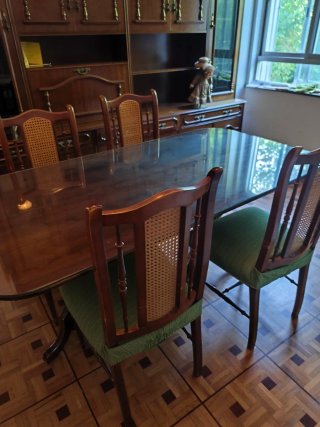 Tavolo da pranzo in vetro e 4 sedie in legno