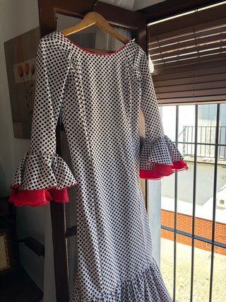 Traje Gitana Lunares Negro Blanco y volante Rojo
