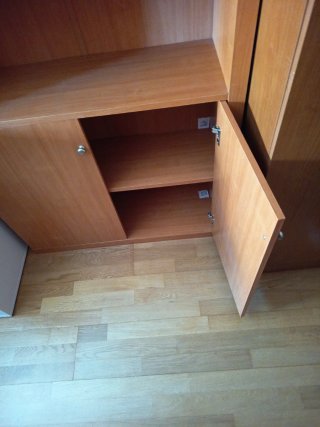 Estantería de madera marrón