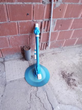 Limpiafondos piscina azul y blanco