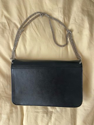 Bolso negro con cadena y tarjetero