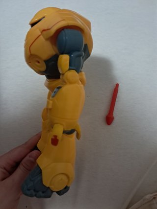 Robot giocattolo giallo spara proiettile