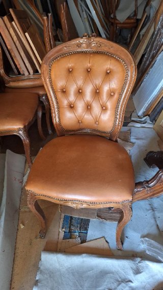 8 Sillas de salón de cuero y madera a 15€ cada una