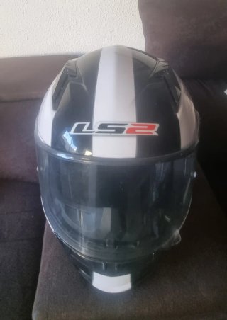 Casco de moto blanco con rosas