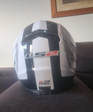 Casco de moto blanco con rosas