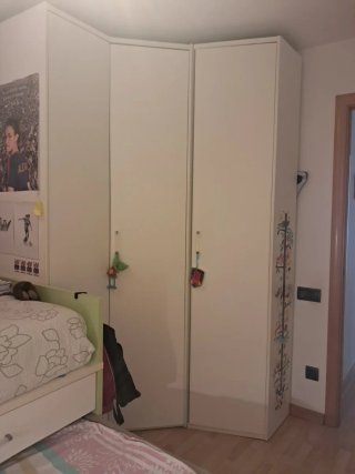 Cama juvenil con cajones y armario.