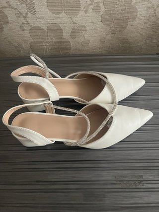 Zapatos de tacón blancos talla 39 con pedrería