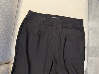 Pantalón de pinzas Stradivarius negro