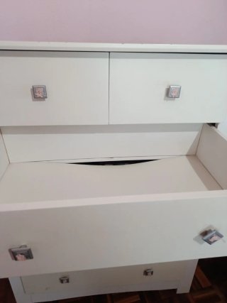 Cómoda blanca de madera