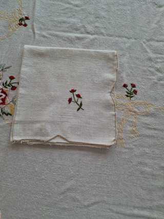 Mantelería beige bordada con rosas