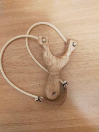 Juguete de madera artesanal. Tirachinas
