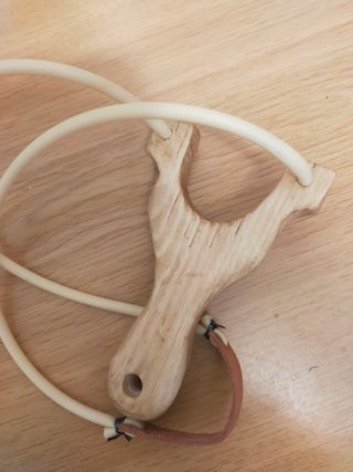 Juguete de madera artesanal. Tirachinas