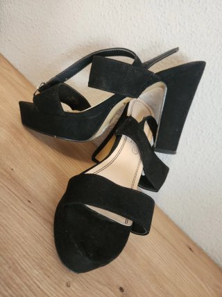 Sandalias negras ante tacón plataforma