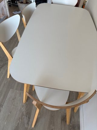 Mesa comedor blanca y sillas madera